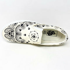 Vans Classic Slip On (Bandanas) Classic White Black Skulls Womens Casual Shoes