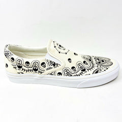 Vans Classic Slip On (Bandanas) Classic White Black Skulls Womens Casual Shoes