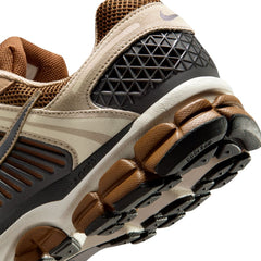 NIKE Zoom Vomero 5
